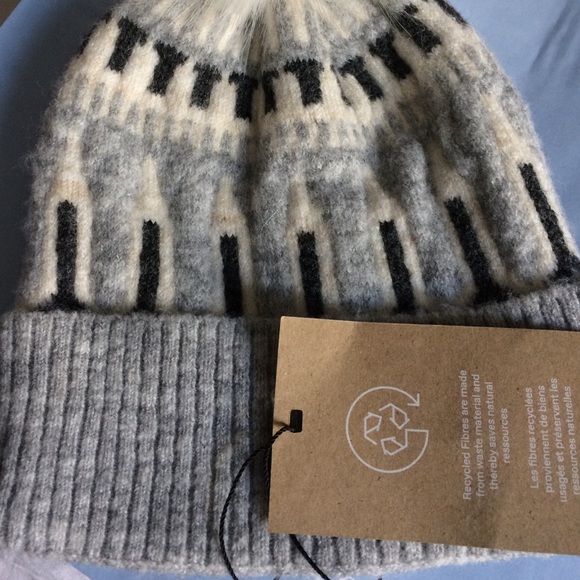 VERO MODA Pom-Pom Detail Beanie Light Grey NWT - Picture 2 of 7